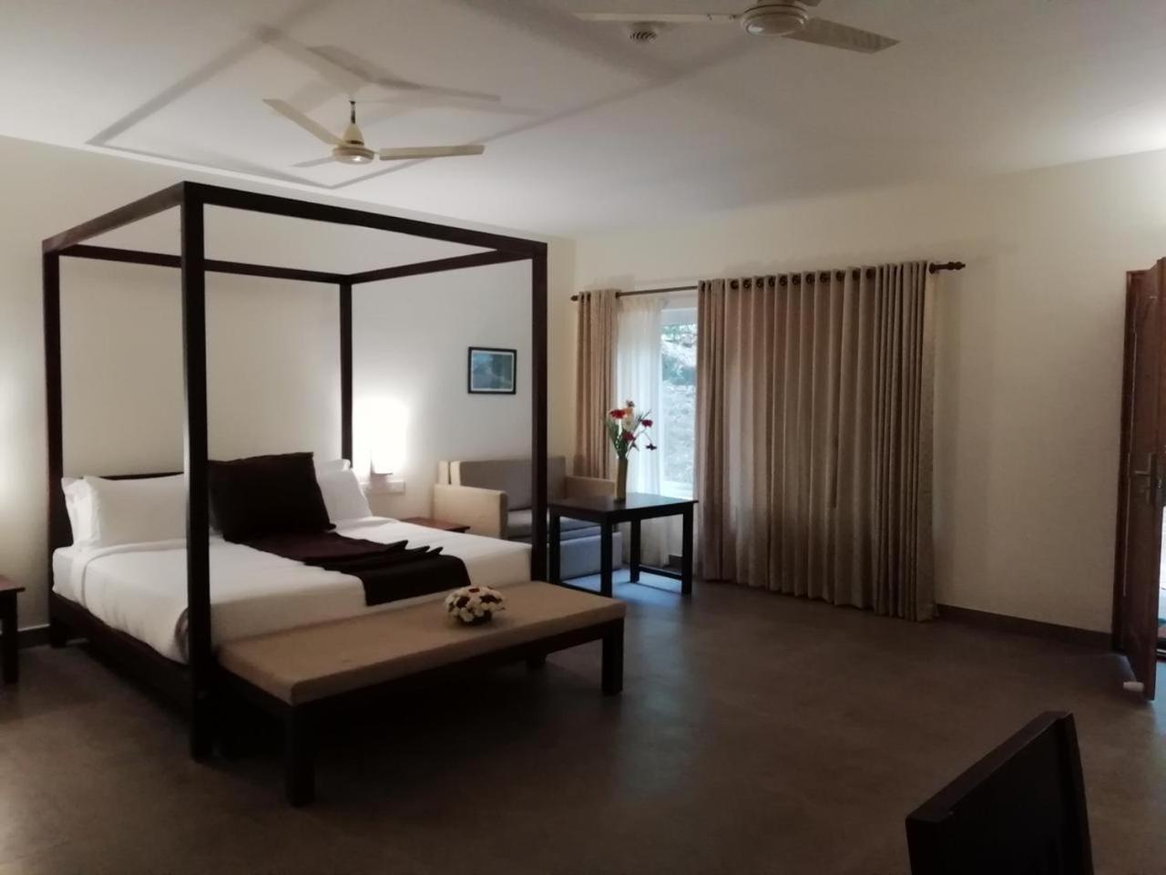 Abad Brookside Wayanad Hotel Витири Екстериор снимка
