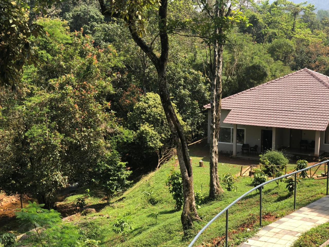 Abad Brookside Wayanad Hotel Витири Екстериор снимка